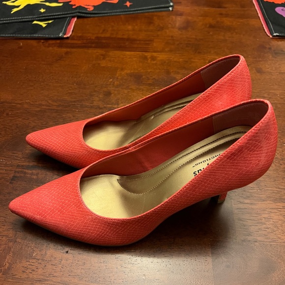 EUC Coral comfort plus pointy toe heels (size 10) by Predictions - Picture 3 of 5